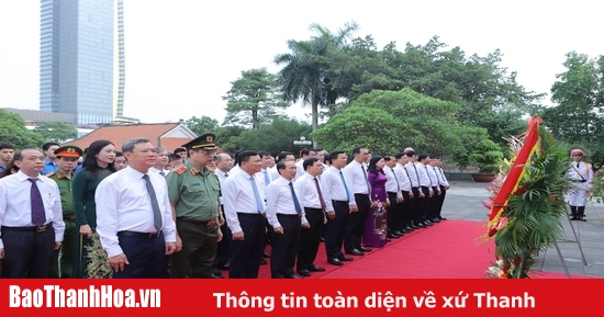 Una delegación del Comité Provincial del Partido, del Consejo Popular, del Comité Popular y del Comité Provincial del Frente de la Patria ofrecieron flores e incienso para conmemorar al Presidente Ho Chi Minh.