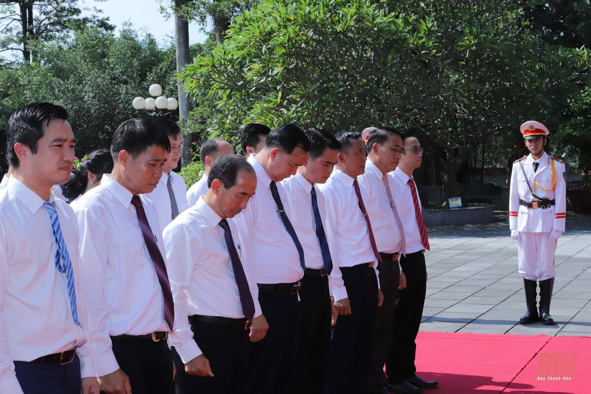 La délégation du Conseil populaire des provinces de Thanh Hoa et Hua Phan a offert de l'encens pour commémorer le président Ho Chi Minh