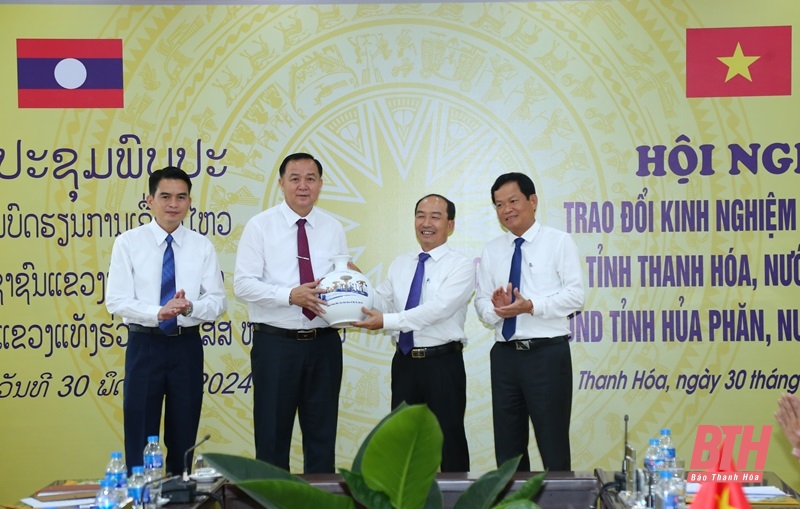 People's Councils of Thanh Hoa and Hua Phan provinces exchange operational experiences