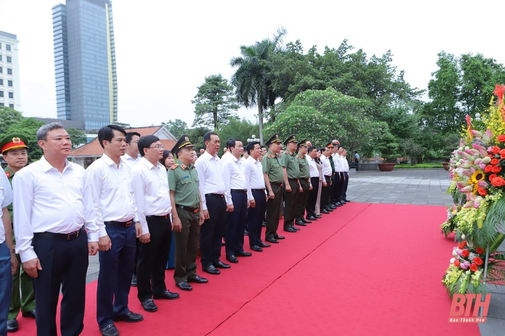 Le général To Lam, ministre de la Sécurité publique, a offert de l'encens pour commémorer le président Ho Chi Minh ; Visitez et offrez des cadeaux aux familles ayant rendu des services méritoires dans la ville de Thanh Hoa