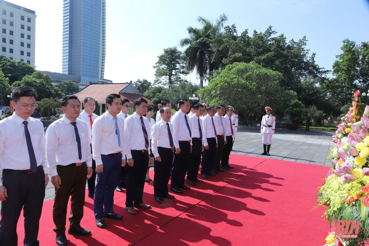 La délégation du Conseil populaire des provinces de Thanh Hoa et Hua Phan a offert de l'encens pour commémorer le président Ho Chi Minh