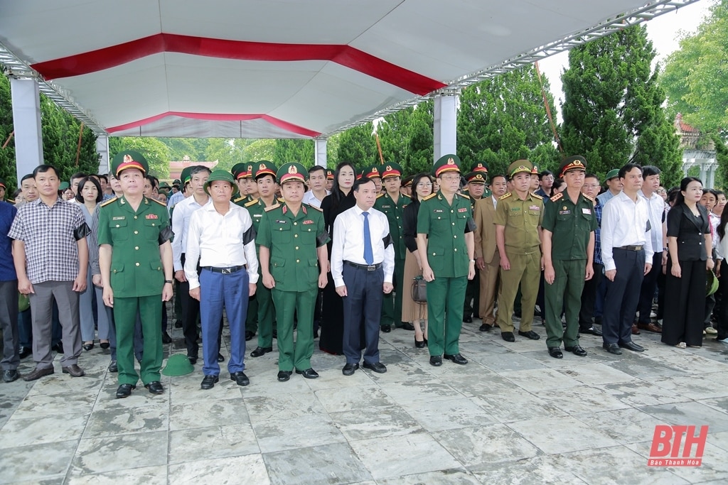 Ceremonia conmemorativa y de entierro de los mártires de los soldados voluntarios y expertos vietnamitas