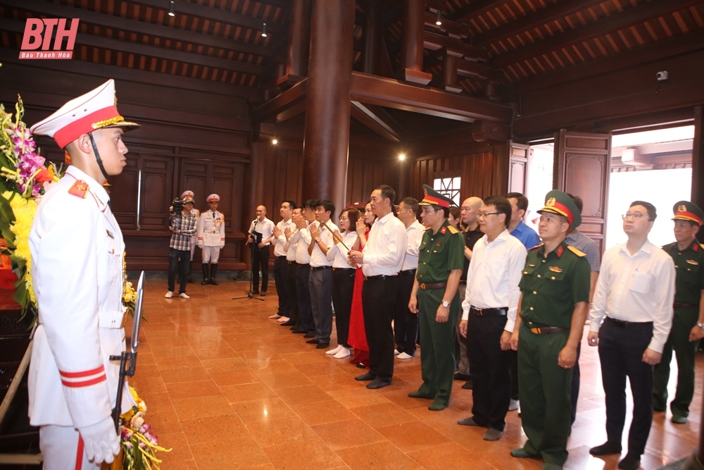 Phó Bí thư Tỉnh ủy Trịnh Tuấn Sinh dâng hoa, dâng hương viếng các nghĩa trang liệt sĩ trên địa bàn tỉnh Điện Biên