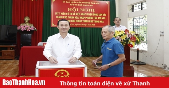 Le président du Comité populaire provincial, Do Minh Tuan, a assisté à une conférence pour recueillir l'opinion des électeurs sur la fusion du district de Dong Son avec la ville de Thanh Hoa.