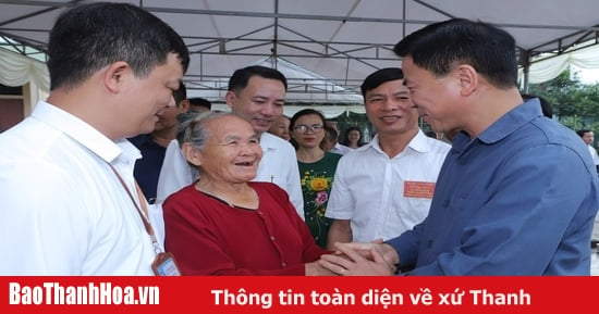 Provincial Party Secretary Do Trong Hung attended a conference to collect voters' opinions on merging Dong Son district into Thanh Hoa city.