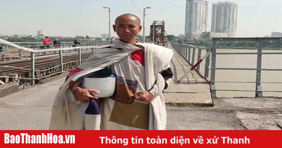 El señor Le Anh Tu (Thich Minh Tue) dejó de caminar voluntariamente para pedir limosna.