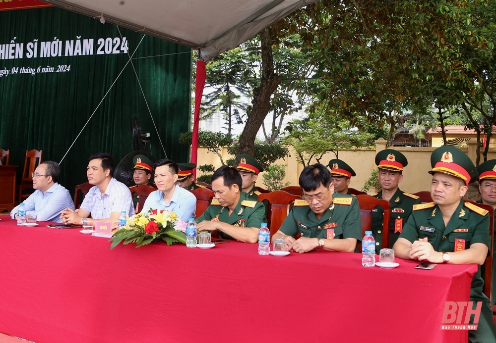 El subsecretario del Comité Provincial del Partido, Trinh Tuan Sinh, asistió a la ceremonia de juramento de los nuevos soldados en 2024.