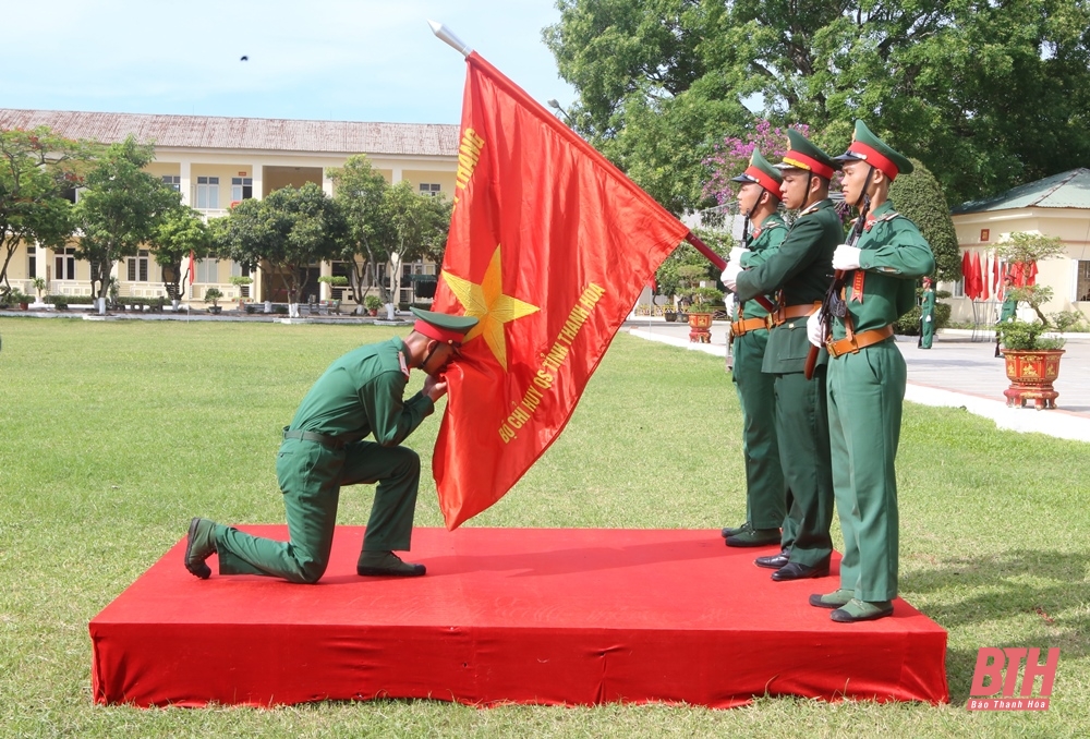 El subsecretario del Comité Provincial del Partido, Trinh Tuan Sinh, asistió a la ceremonia de juramento de los nuevos soldados en 2024.