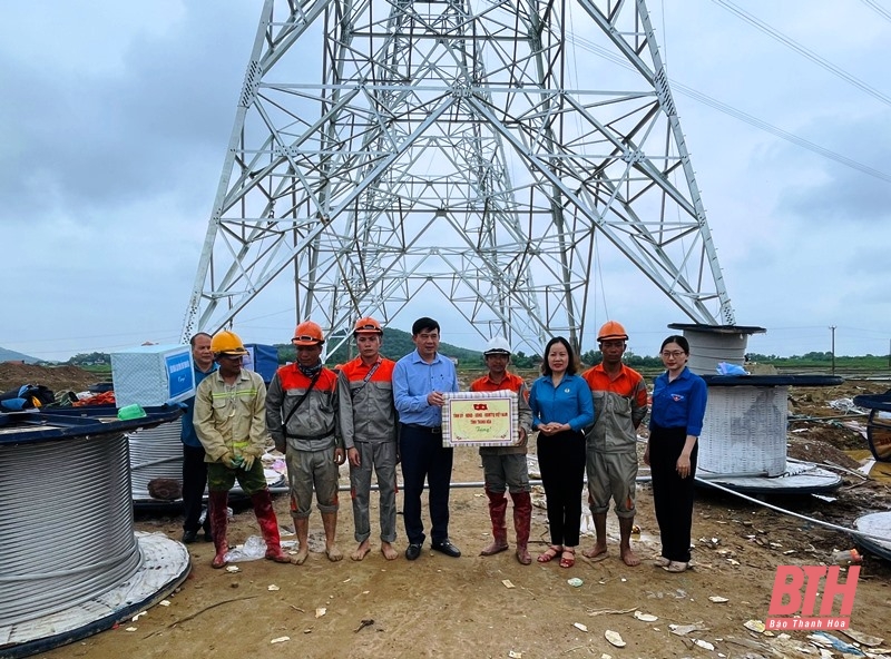 Ban Dân vận Tỉnh ủy thăm hỏi, tặng quà cán bộ, kỹ sư, công nhân trên công trường dự án đường dây 500kV mạch 3