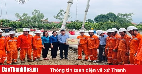 Ban Dân vận Tỉnh ủy thăm hỏi, tặng quà cán bộ, kỹ sư, công nhân trên công trường dự án đường dây 500kV mạch 3