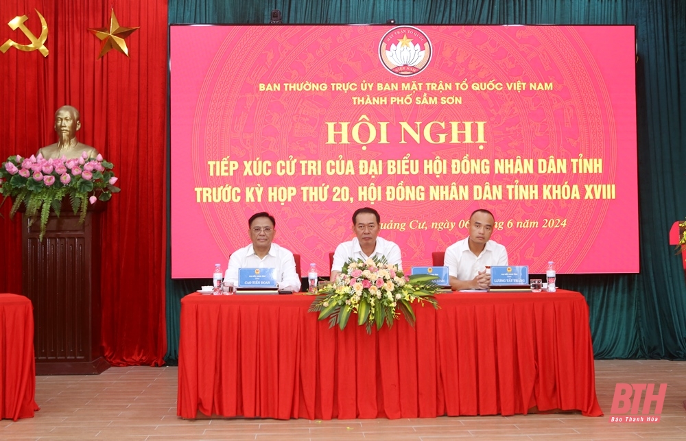 Le secrétaire adjoint du Comité provincial du Parti, Trinh Tuan Sinh, et les délégués du Conseil populaire provincial ont rencontré les électeurs de la ville de Sam Son.