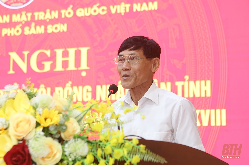 Le secrétaire adjoint du Comité provincial du Parti, Trinh Tuan Sinh, et les délégués du Conseil populaire provincial ont rencontré les électeurs de la ville de Sam Son.