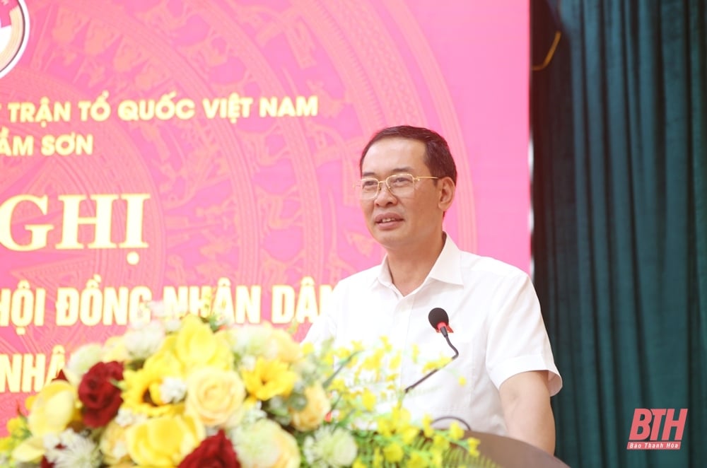 Le secrétaire adjoint du Comité provincial du Parti, Trinh Tuan Sinh, et les délégués du Conseil populaire provincial ont rencontré les électeurs de la ville de Sam Son.