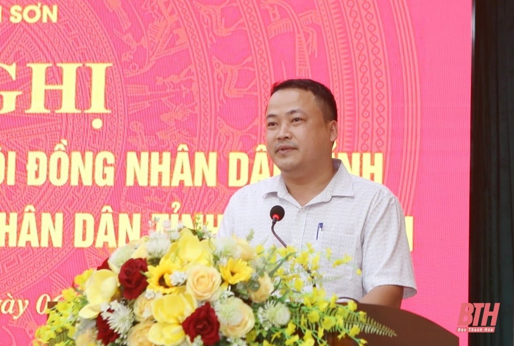 Le secrétaire adjoint du Comité provincial du Parti, Trinh Tuan Sinh, et les délégués du Conseil populaire provincial ont rencontré les électeurs de la ville de Sam Son.