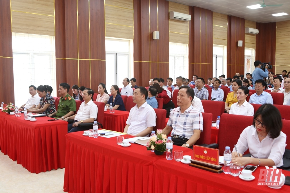 Le secrétaire adjoint du Comité provincial du Parti, Trinh Tuan Sinh, et les délégués du Conseil populaire provincial ont rencontré les électeurs de la ville de Sam Son.