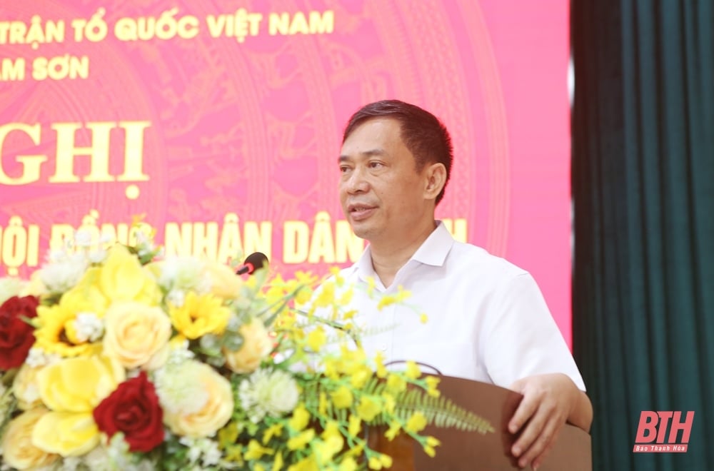 Le secrétaire adjoint du Comité provincial du Parti, Trinh Tuan Sinh, et les délégués du Conseil populaire provincial ont rencontré les électeurs de la ville de Sam Son.