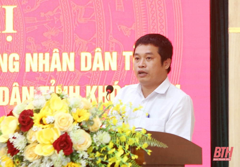 Le secrétaire adjoint du Comité provincial du Parti, Trinh Tuan Sinh, et les délégués du Conseil populaire provincial ont rencontré les électeurs de la ville de Sam Son.