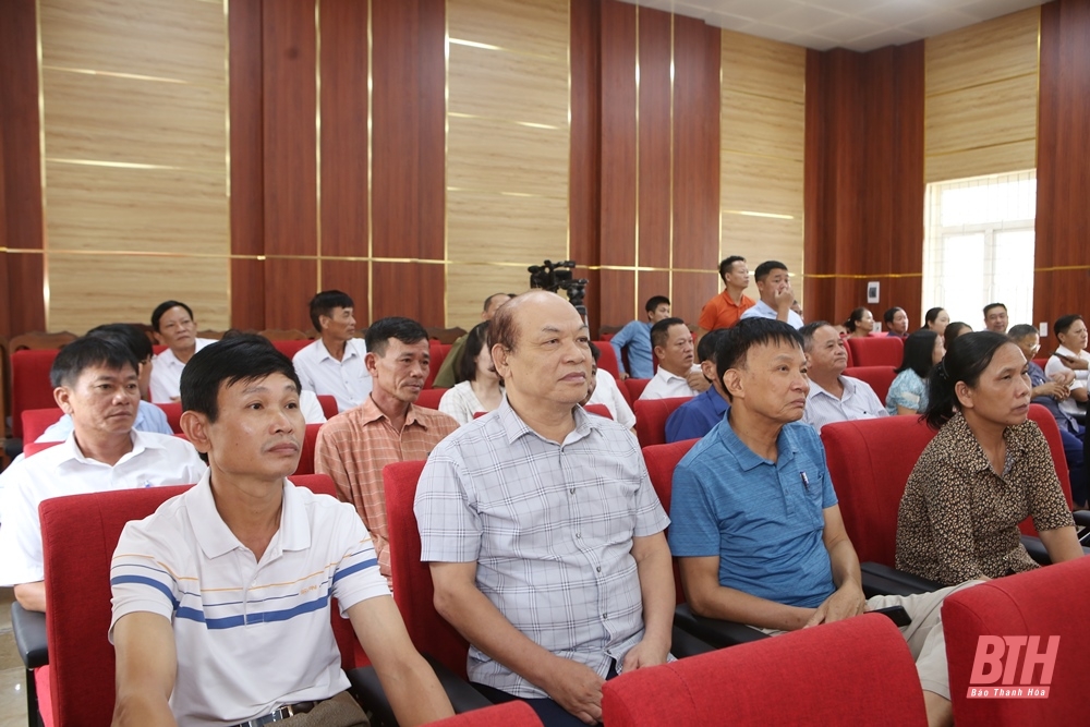 Le secrétaire adjoint du Comité provincial du Parti, Trinh Tuan Sinh, et les délégués du Conseil populaire provincial ont rencontré les électeurs de la ville de Sam Son.