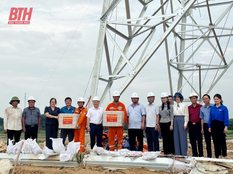 Lãnh đạo huyện Đông Sơn thăm, tặng quà lực lượng thi công dự án đường dây 500kV mạch 3