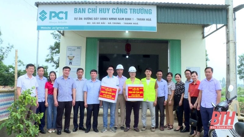 Lãnh đạo huyện Hà Trung thăm, tặng quà lực lượng thi công dự án đường dây 500kV mạch 3