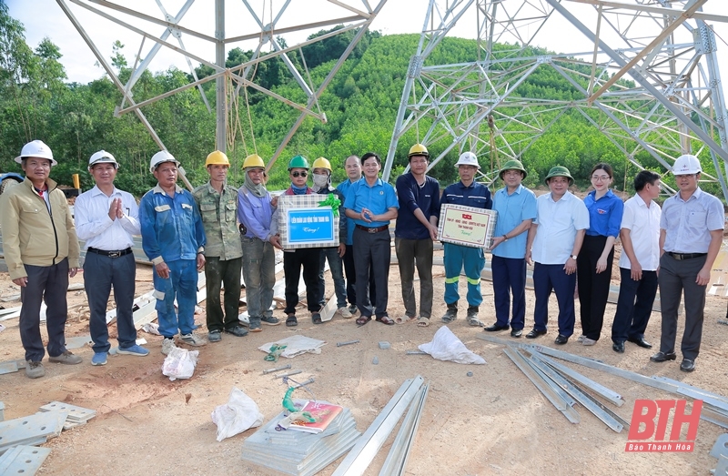 Thăm hỏi, tặng quà cán bộ, kỹ sư, công nhân trên công trường dự án đường dây 500kV mạch 3