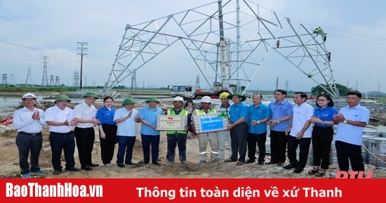 Thăm hỏi, tặng quà cán bộ, kỹ sư, công nhân trên công trường dự án đường dây 500kV mạch 3