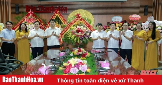 El jefe del Departamento de Propaganda del Comité Provincial del Partido, Dao Xuan Yen, visitó y felicitó al periódico Thanh Hoa