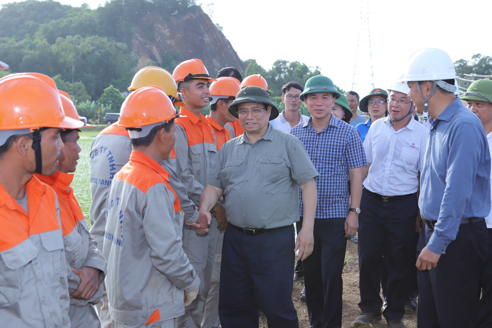 Thủ tướng Chính phủ Phạm Minh Chính thăm, động viên cán bộ, công nhân thi công trên công trường dự án đường dây 500kV mạch 3