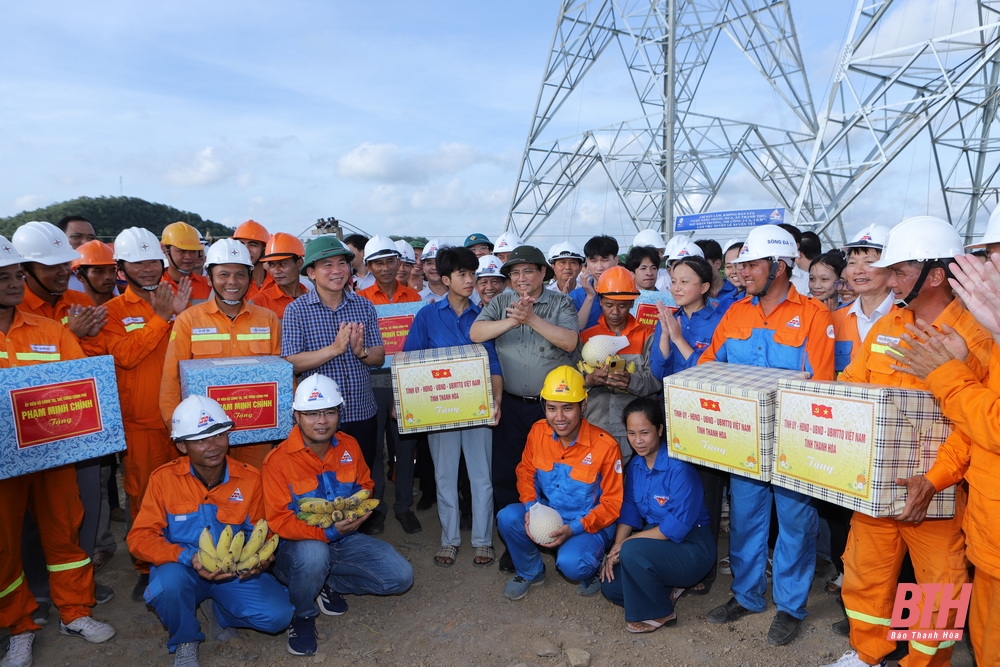 Thủ tướng Chính phủ Phạm Minh Chính thăm, động viên cán bộ, công nhân thi công trên công trường dự án đường dây 500kV mạch 3