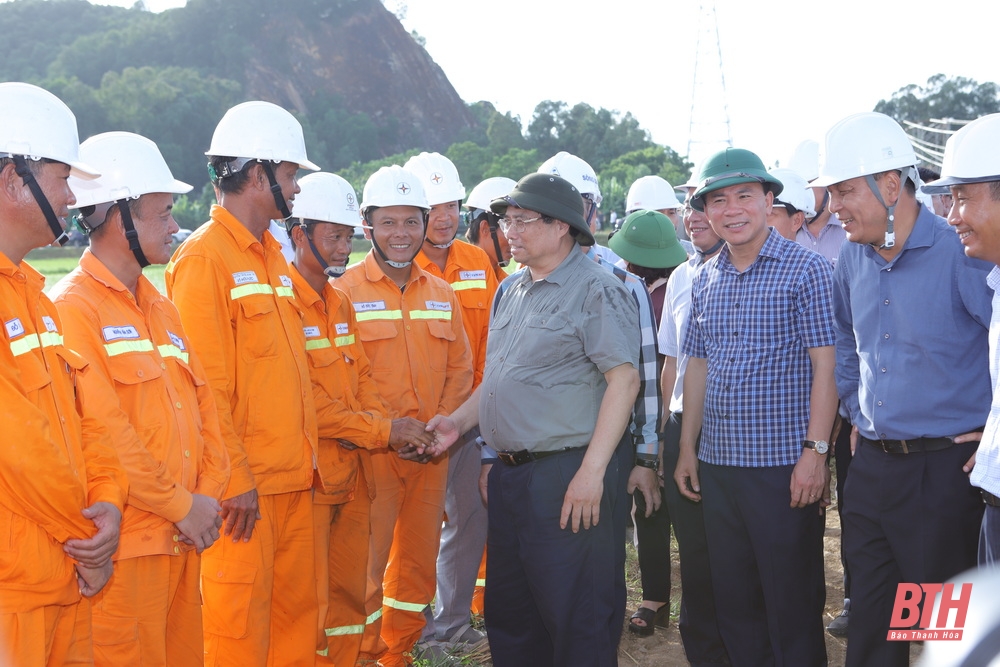 Thủ tướng Chính phủ Phạm Minh Chính thăm, động viên cán bộ, công nhân thi công trên công trường dự án đường dây 500kV mạch 3