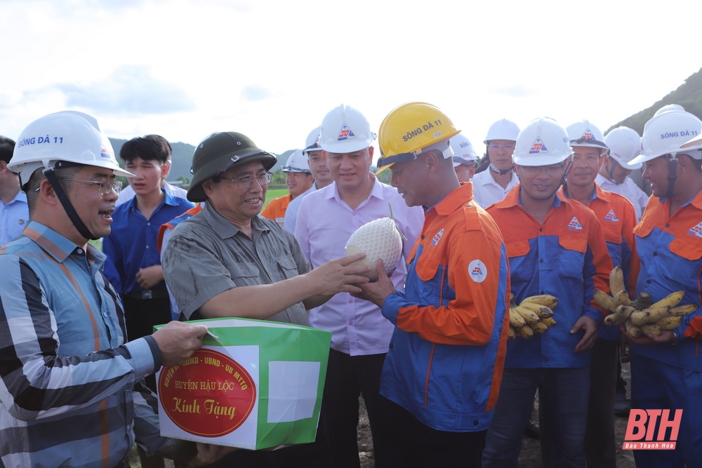 Thủ tướng Chính phủ Phạm Minh Chính thăm, động viên cán bộ, công nhân thi công trên công trường dự án đường dây 500kV mạch 3