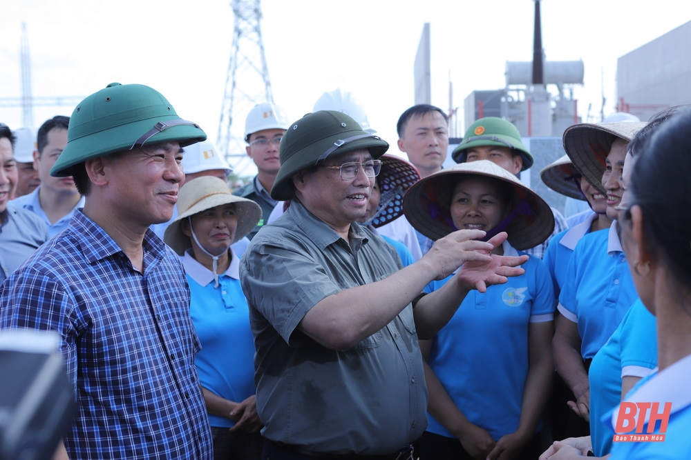 Thủ tướng Chính phủ Phạm Minh Chính thăm, động viên cán bộ, công nhân thi công trên công trường dự án đường dây 500kV mạch 3