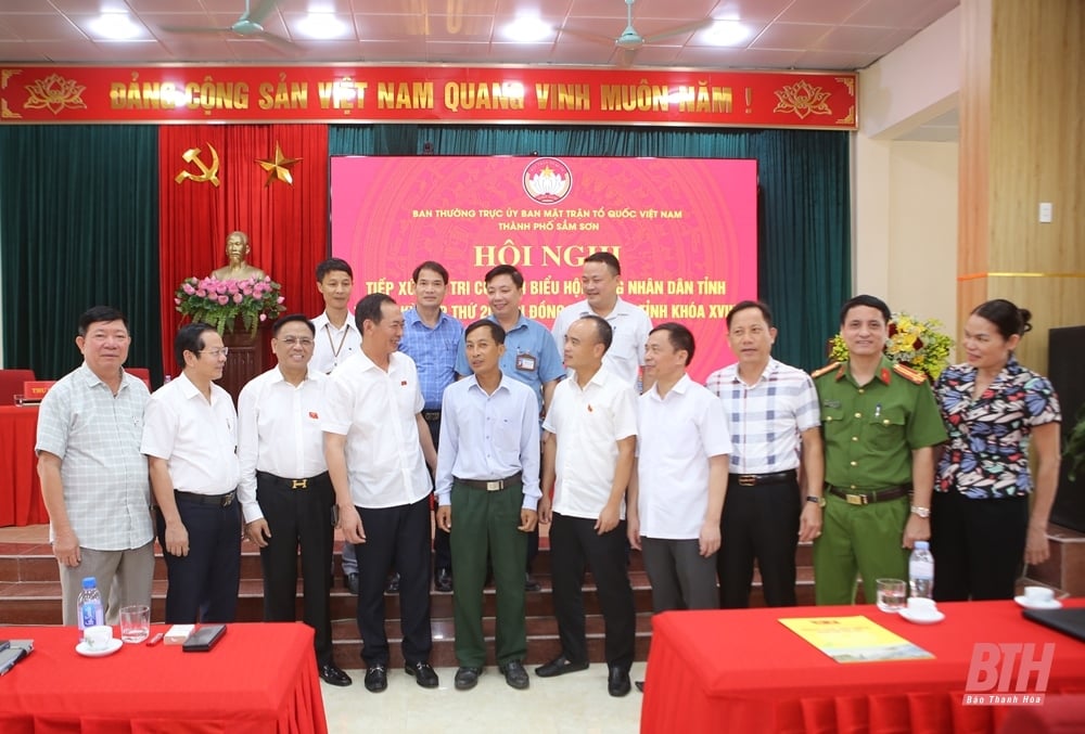 Le secrétaire adjoint du Comité provincial du Parti, Trinh Tuan Sinh, et les délégués du Conseil populaire provincial ont rencontré les électeurs de la ville de Sam Son.