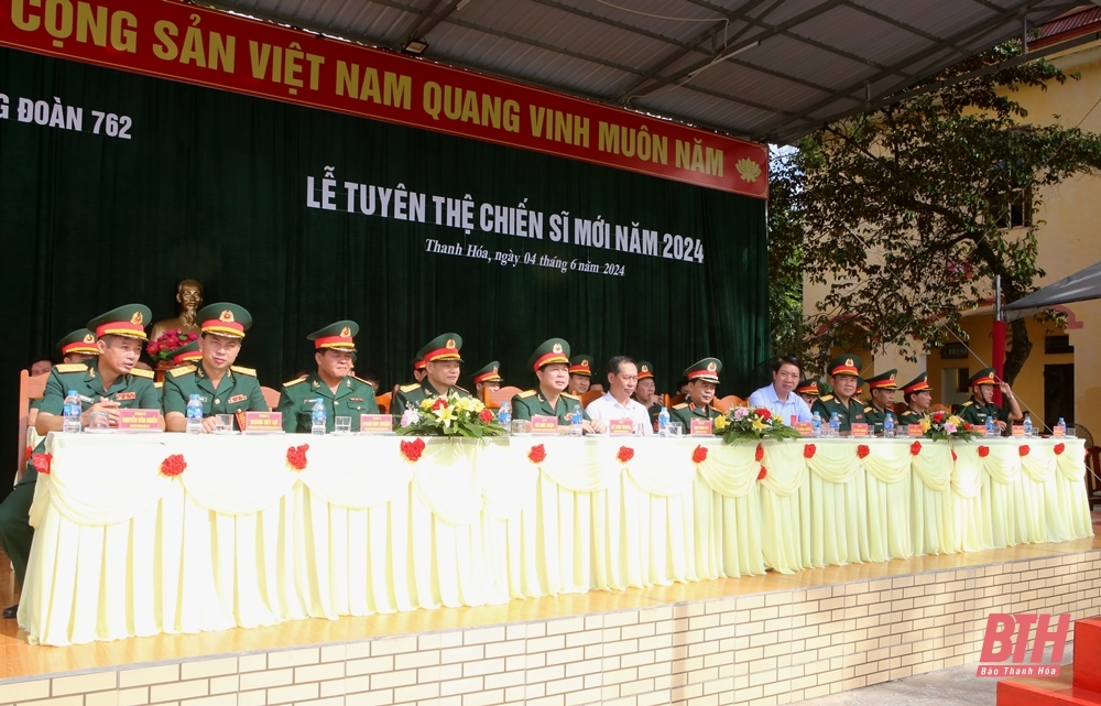 Le secrétaire adjoint du Comité provincial du Parti, Trinh Tuan Sinh, a assisté à la cérémonie de prestation de serment des nouveaux soldats en 2024.