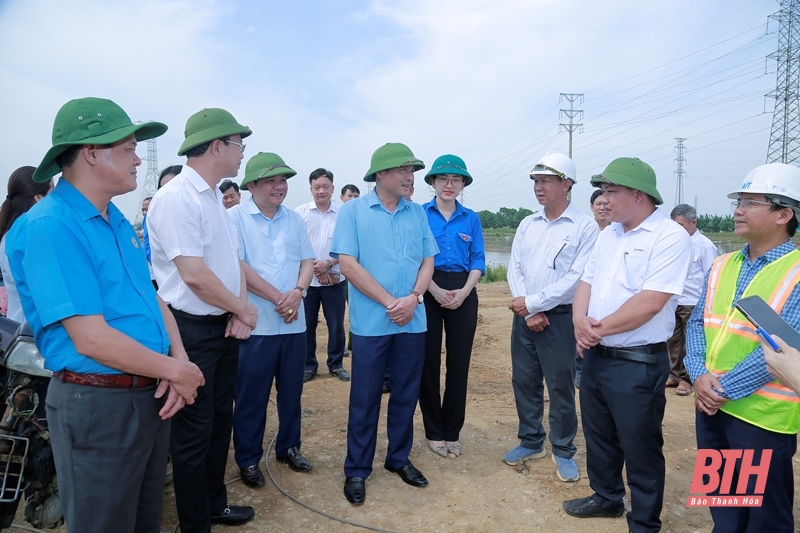 Thăm hỏi, tặng quà cán bộ, kỹ sư, công nhân trên công trường dự án đường dây 500kV mạch 3