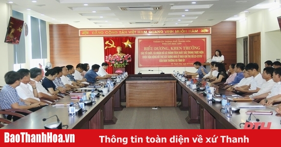 La ciudad de Thanh Hoa elogia a 15 colectivos y hogares por sus destacados logros en la implementación de la Directiva N° 22