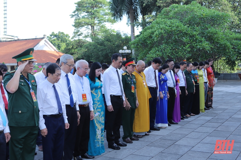 Đoàn đại biểu dự Đại hội MTTQ tỉnh Thanh Hóa lần thứ XV dâng hương, báo công với Chủ tịch Hồ Chí Minh