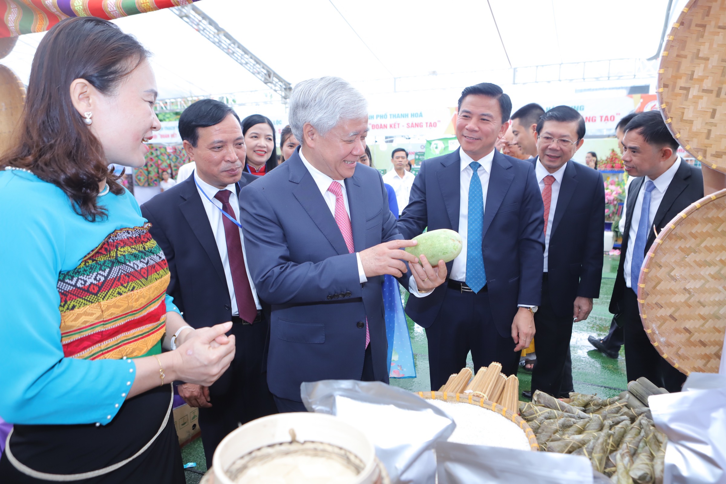 รักษาความสัมพันธ์แบบ “เลือดเนื้อ” ระหว่างพรรค รัฐ และประชาชน ความสามัคคีของคณะกรรมการพรรค ความสามัคคีระหว่างองค์ประกอบ ชนชั้น ชนชั้นทางสังคม และระหว่างคนทุกกลุ่มชาติพันธุ์ พูดแล้วทำเลย สำเร็จแล้ว หารือแล้วตกลงแล้ว ตัดสินใจแล้ว ทั้งจังหวัดมีใจเดียวกัน (*)