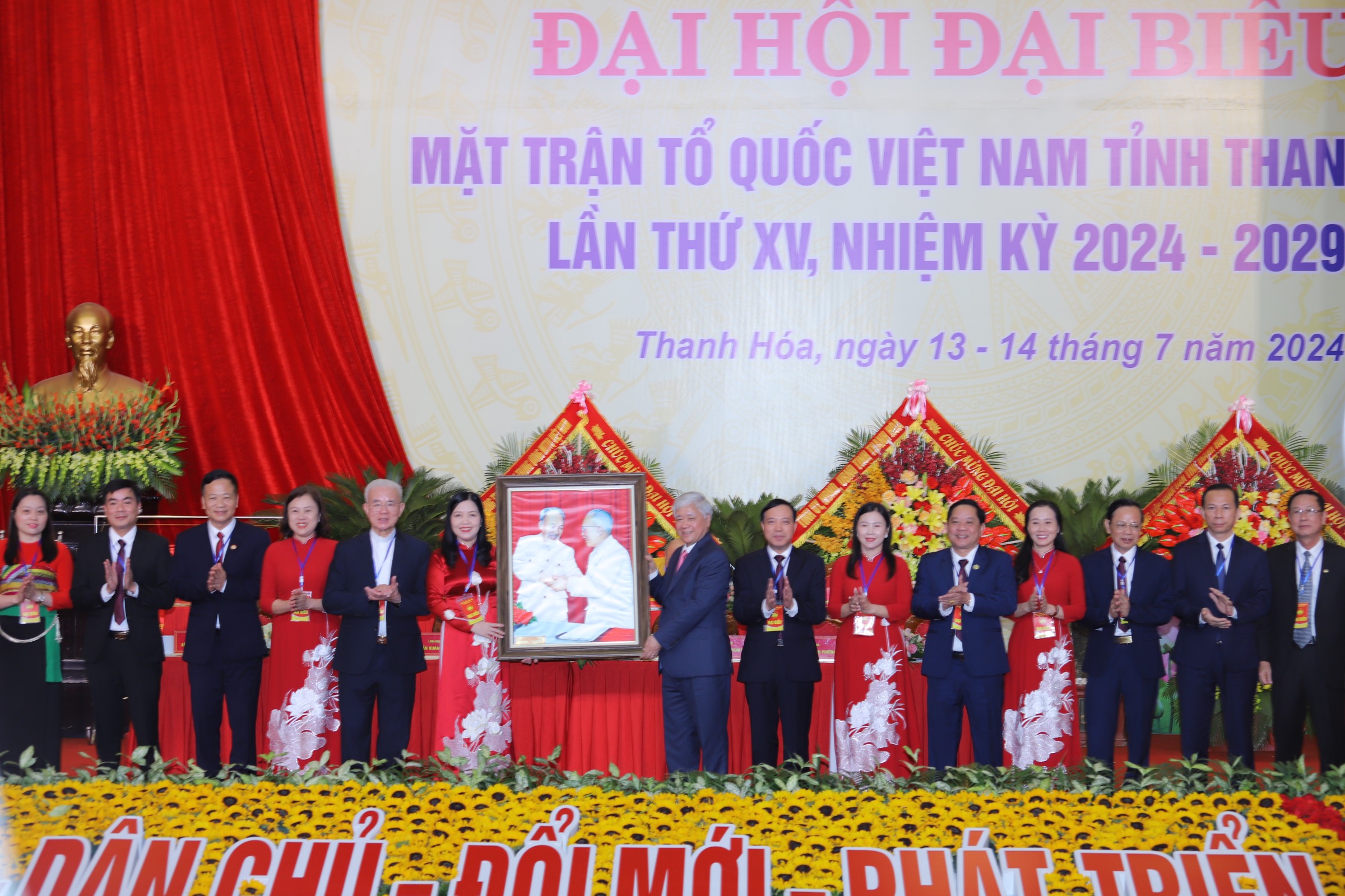 Giữ vững mối quan hệ “máu-thịt” giữa Đảng, Nhà nước với Nhân dân, sự đoàn kết của Đảng bộ, đoàn kết giữa các thành phần, giai cấp, tầng lớp xã hội, giữa đồng bào các dân tộc Đã nói là làm, đã đi là đến, đã bàn là thông, đã quyết cả tỉnh một lòng (*)