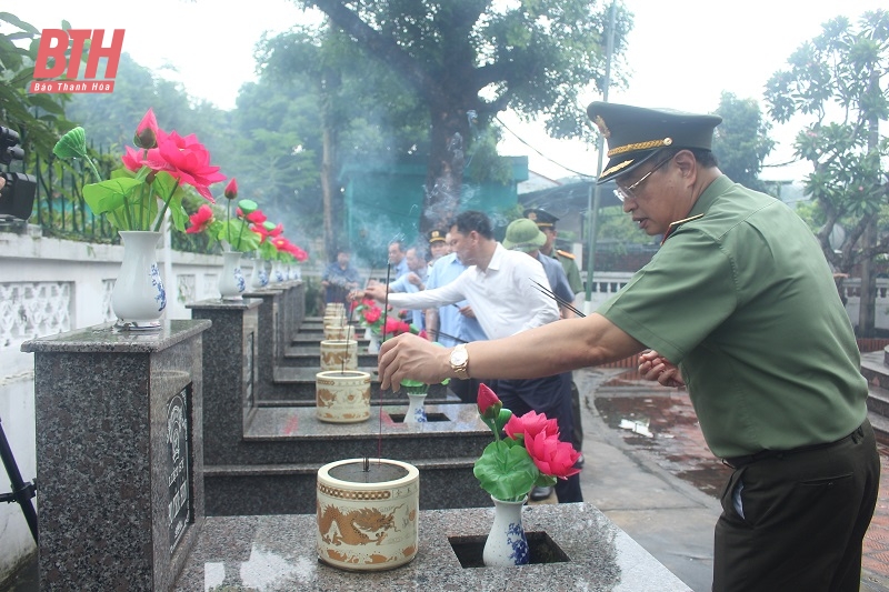 Thiếu tướng Trần Phú Hà, Giám đốc Công an tỉnh viếng nghĩa trang liệt sĩ và thăm, tặng quà đối tượng chính sách huyện Mường Lát