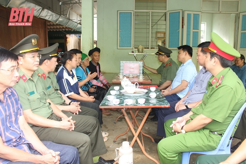 Thiếu tướng Trần Phú Hà, Giám đốc Công an tỉnh viếng nghĩa trang liệt sĩ và thăm, tặng quà đối tượng chính sách huyện Mường Lát