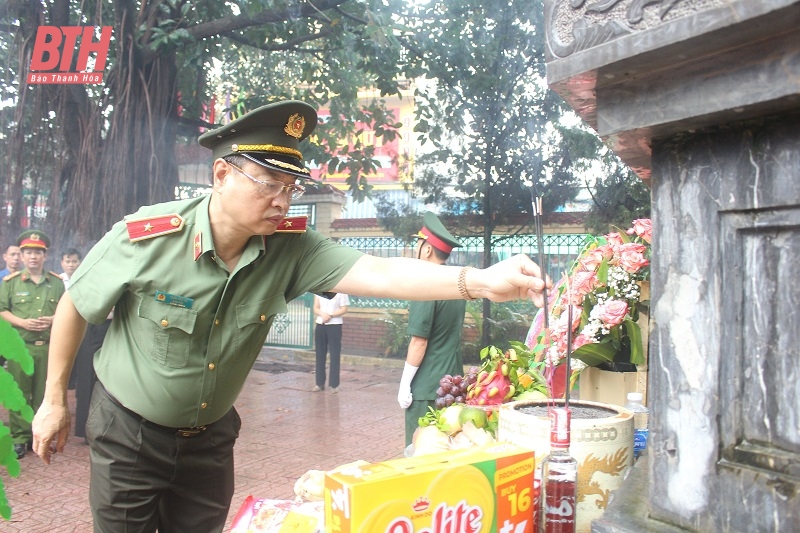 Thiếu tướng Trần Phú Hà, Giám đốc Công an tỉnh viếng nghĩa trang liệt sĩ và thăm, tặng quà đối tượng chính sách huyện Mường Lát