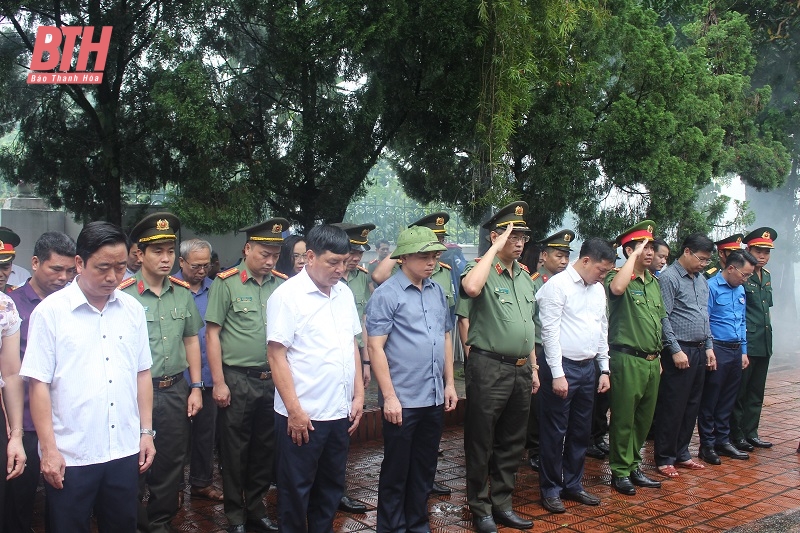 Thiếu tướng Trần Phú Hà, Giám đốc Công an tỉnh viếng nghĩa trang liệt sĩ và thăm, tặng quà đối tượng chính sách huyện Mường Lát