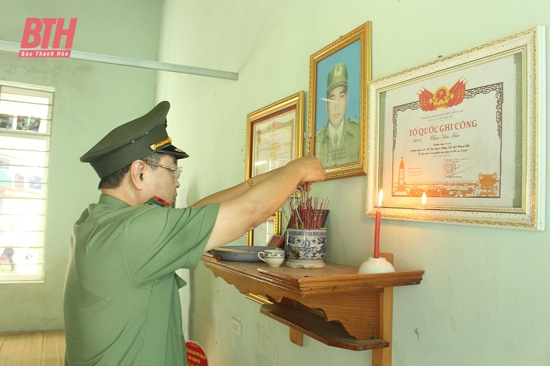 Thiếu tướng Trần Phú Hà, Giám đốc Công an tỉnh viếng nghĩa trang liệt sĩ và thăm, tặng quà đối tượng chính sách huyện Mường Lát