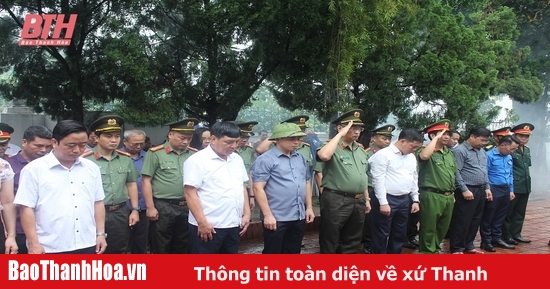 Thiếu tướng Trần Phú Hà, Giám đốc Công an tỉnh viếng nghĩa trang liệt sĩ và thăm, tặng quà đối tượng chính sách huyện Mường Lát