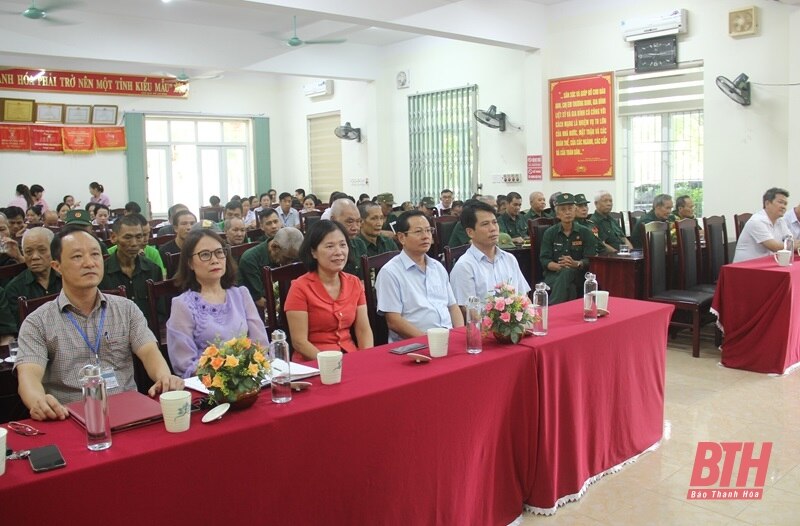 Trưởng Ban Tuyên giáo Tỉnh ủy Đào Xuân Yên viếng nghĩa trang liệt sĩ và thăm, tặng quà gia đình chính sách tại TP Sầm Sơn