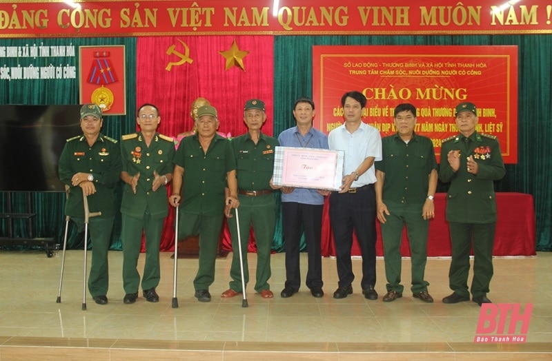 Trưởng Ban Tuyên giáo Tỉnh ủy Đào Xuân Yên viếng nghĩa trang liệt sĩ và thăm, tặng quà gia đình chính sách tại TP Sầm Sơn