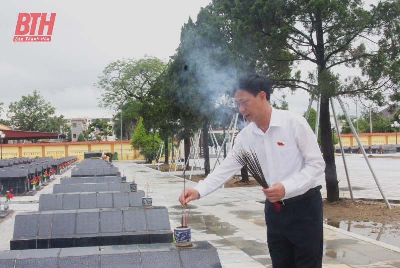 Phó trưởng Đoàn ĐBQH Mai Văn Hải viếng nghĩa trang liệt sĩ và thăm hỏi, tặng quà các gia đình chính sách các huyện Nga Sơn, Hoằng Hoá