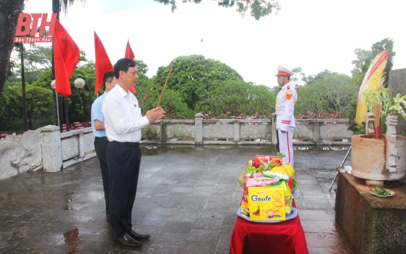 Phó trưởng Đoàn ĐBQH Mai Văn Hải viếng nghĩa trang liệt sĩ và thăm hỏi, tặng quà các gia đình chính sách các huyện Nga Sơn, Hoằng Hoá