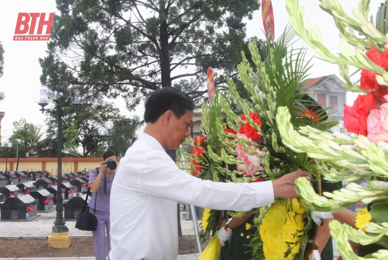 Phó trưởng Đoàn ĐBQH Mai Văn Hải viếng nghĩa trang liệt sĩ và thăm hỏi, tặng quà các gia đình chính sách các huyện Nga Sơn, Hoằng Hoá